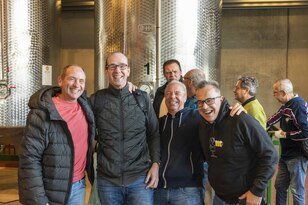 Leden van 't Wort Wat poseren bij een van de gistten van de Tesselaar brouwerij