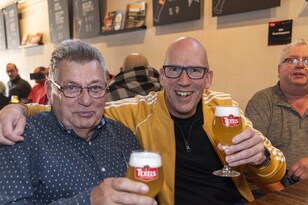 leden genieten van een biertje bij de Texelse brouwerij