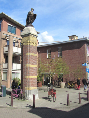 De gekroonde valk ter hoogte van de Kadijk in Amsterdam