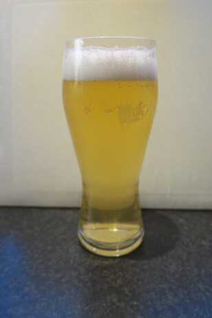 Een glas huisgebrouwen Asahi kloon