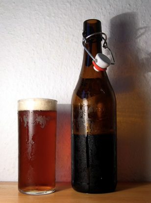 Altbier in kenmerkend glas
