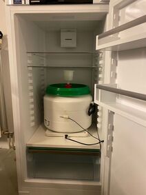 gistvat Theo Jongewaard in zijn klimaatkast gistvat Theo Jongewaard in zijn klimaatkast