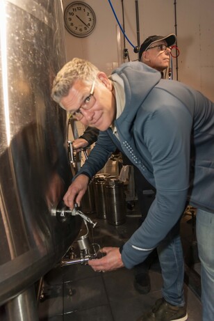 Marc tapt een biertje bij brouwerij TX
